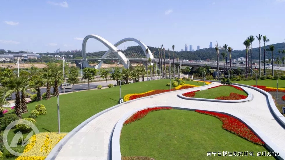 了不起！南寧大橋明晚十點(diǎn)提前恢復(fù)通車，是世界首條石墨烯改性路面哦